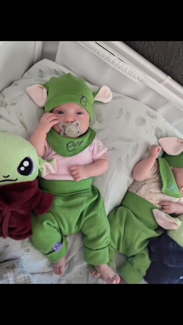 ✨ Das wollen wir euch nicht vorenthalten! ✨

Vor langer Zeit in einer weit, weit entfernten Neonatologie... 🌌

… drei kleine Grogus haben sich auf ihre ganz eigene Mission begeben.

Für dieses besondere Fotoshooting hat Schwester Julia von der Station E1.2 die Outfits selbst genäht – mit viel Liebe, Geduld und einer ordentlichen Portion Macht. 🪡✂️

Meister Yoda würde sagen: „Klein sie sind. Stark sie sind. Und Herzen im Sturm erobert haben sie.“

💚 Möge die Kraft mit euch sein, kleine Kämpferinnen.💚

Ihr habt uns gezeigt, dass selbst die Kleinsten die größte Stärke besitzen können. 💫

#förderverein #leipzig #neonatologie #starwars #yoda