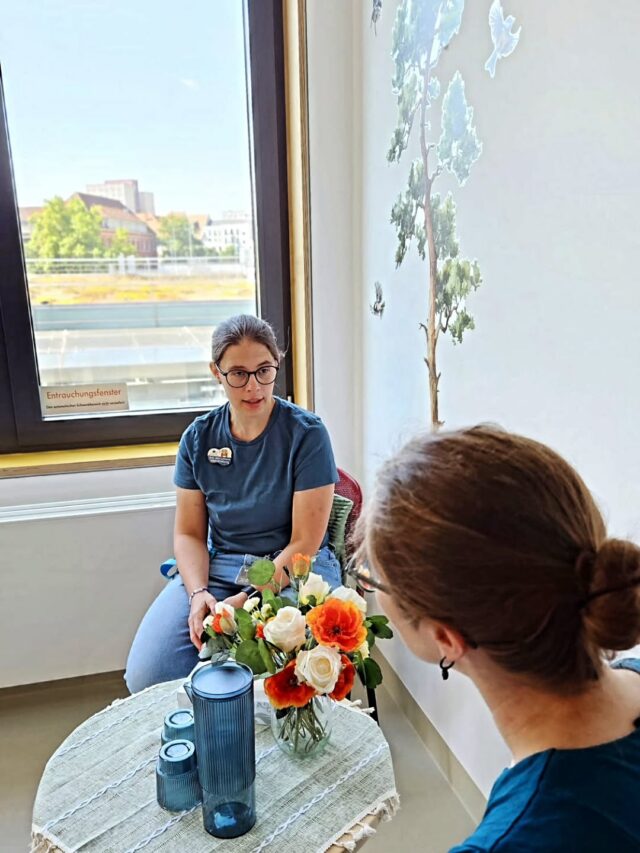 🌸 Eine Ecke zum Durchatmen 🌸

Auf der Station C2.1 gibt es jetzt eine Elternecke – einen geschützten Ort, an dem Mütter und Väter für einen Moment zur Ruhe kommen können.

Hier ist Platz, um zu warten, tief durchzuatmen, etwas zu trinken und eine Kleinigkeit zu essen. Einfach ein paar Minuten für sich, bevor es wieder zurück ans Bettchen des eigenen kleinen Wunders geht.✨️

Die Elternecke befindet sich gegenüber von Frau Kampmanns Büro und steht allen Eltern als kleiner Rückzugsort zur Verfügung.

Das Besondere daran: Die Idee stammt von einer Mama, deren Kind bei uns betreut wurde. Sie hat angemerkt, dass genau so ein Ort auf unserer Station noch fehlt – ein Platz nur für Eltern, die in einer herausfordernden Zeit ein wenig Kraft sammeln können. Es zeigt, wie wertvoll die Ideen und Erfahrungen betroffener Eltern sind.💡💜

Als Förderverein war es uns eine Herzensangelegenheit, diesen Wunsch Wirklichkeit werden zu lassen und so entstand innerhalb weniger Tage unsere Elternecke.

Denn wir wissen: Wenn Eltern gut versorgt sind, können sie auch für ihre Kinder da sein. 🦁

Ein herzliches Dankeschön an alle, die mit ihrer Unterstützung dazu beitragen, solche Projekte möglich zu machen.💜

#förderverein #elternhilfe #intensivstation #neonatologie #frühgeburt