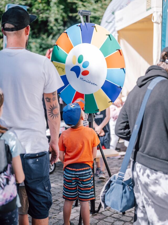 ☀️ Zurück aus der Sommerpause – und direkt mit tierisch guten Neuigkeiten! 🐾

Wir sind zurück aus unserer kleinen Sommerpause und freuen uns, euch gleich das nächste Highlight anzukündigen:

🎉 K!DZ Riesenkinderfest
📅 19.09.2026
📍 Zoo Leipzig

Die Benefizveranstaltung findet jedes Jahr zugunsten der Leipziger Universitäts-Kinderklinik statt. 
Natürlich ist auch unser Förderverein Minilöwen wieder mit dabei. Besucht uns an unserem Stand und erfahrt mehr über unsere Arbeit für die Allerkleinsten und wie wir Familien auf ihrem Weg unterstützen.

Freut euch auf einen erlebnisreichen Tag mit vielen Mitmachaktionen, tollen Konzerten und den tierischen Bewohnern des Zoos. 🐘🦒🐧

Schaut unbedingt bei uns vorbei!
Wir haben einige schöne Überraschungen für euch vorbereitet! 🎁

💡 Tierischer Geheimtipp: Alle Kinder bis 16 Jahre erhalten ein kostenloses Online-Ticket für den Zooeintritt.

Wir können es kaum erwarten, euch zu sehen. 

Bis bald im Zoo! 🦁💜

#KIDZRiesenkinderfest #ZooLeipzig #Minilöwen #Leipzig #Benefiz