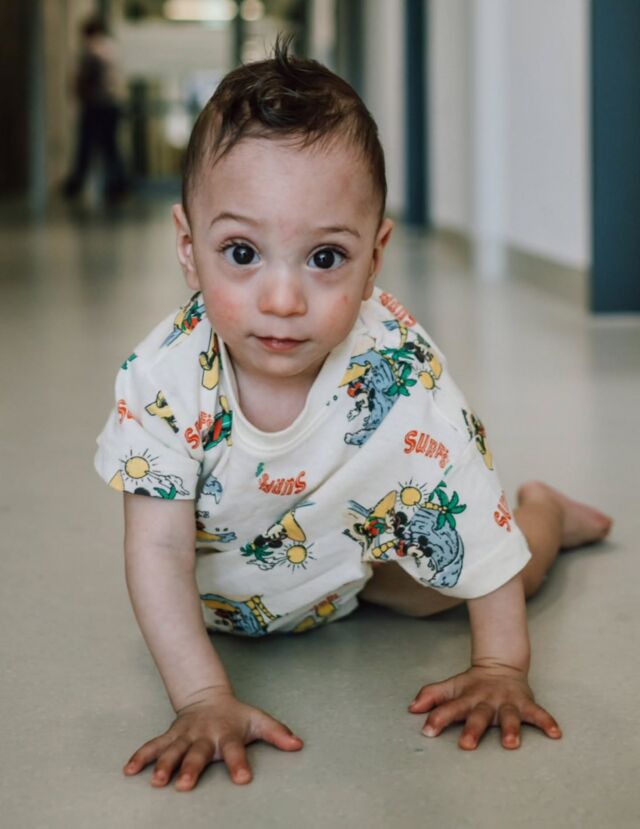 💜👣 415 Gramm am Anfang. Heute die ersten eigenen Schritte. 👣💜

Dazwischen liegen 84 Tage voller Hoffen und Bangen, Tränen, Liebe und unendlich vieler kleiner Wunder.💫

Das ist Leano. Geboren im Mai 2025.

Trotz seiner winzigen Größe ging bei ihm alles ganz schnell – Schritt für Schritt kämpfte er sich ins Leben und durfte schon bald nach Hause zu seiner Familie. 🦁🥰

Ein kleines Wunder mit ganz viel Kampfgeist.

Seine Mama hat seine Geschichte mit uns geteilt und einen persönlichen Erfahrungsbericht verfasst.

Diesen könnt ihr ab sofort auf unserer Website lesen: 👇🏼

www.miniloewen.de

Wir wünschen unserem kleinen Minilöwen weiterhin alles erdenklich Gute und hoffen, noch ganz viel von ihm zu hören. 🦁💜

#frühgeburt #elterngeschichten #nicu #preemie #uniklinikleipzig